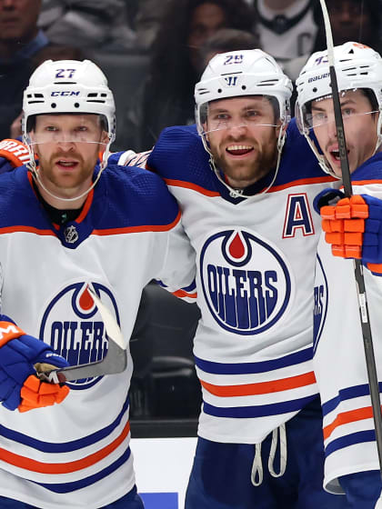 Leon Draisaitl und Connor McDavid von den Edmonton Oilers arbeiten sich vor